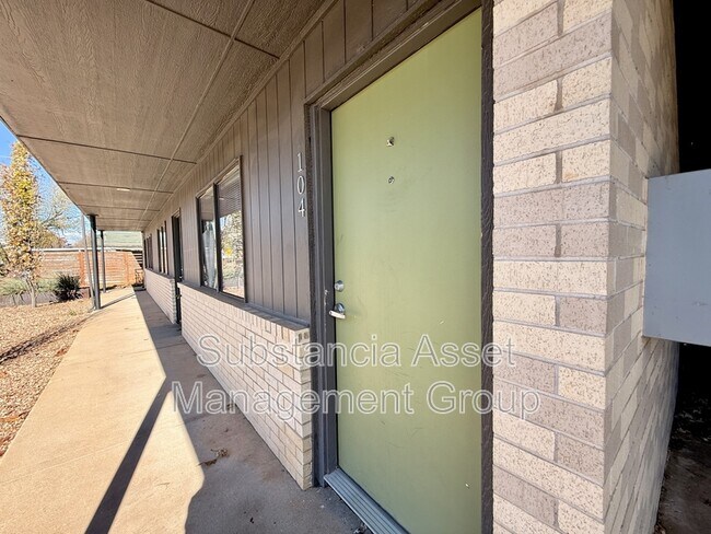 Building Photo - 2000 N Blackwelder Ave