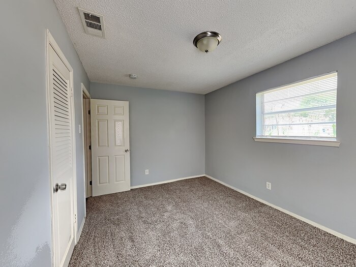 Building Photo - 1609 Parkhaven Dr