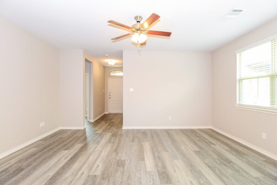 Building Photo - 2157 Barx Dr