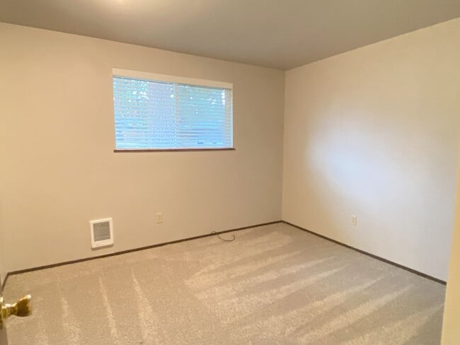 Building Photo - 3 bedroom 2 Bath home - Knoll Heights - Gr...