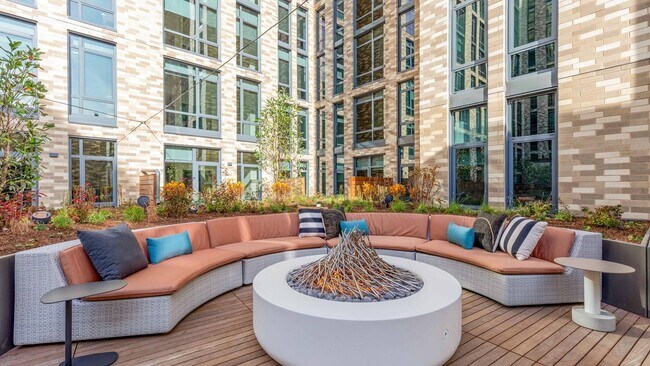 Building Photo - 350 Maple Dr SW