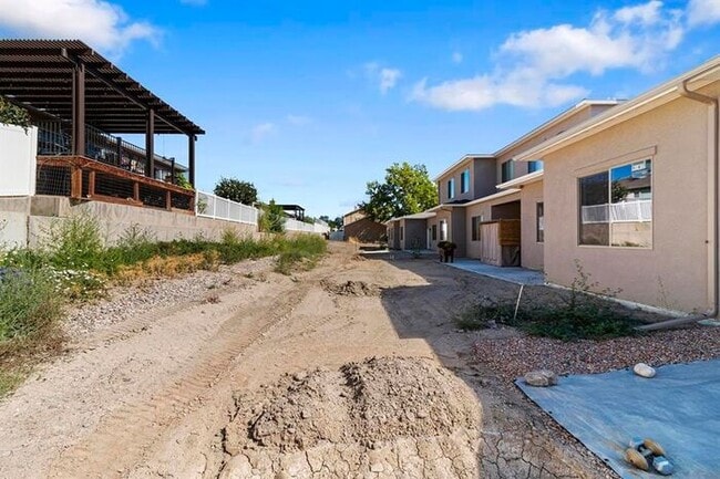 Building Photo - 3 Bed 2 Bath Townhome!