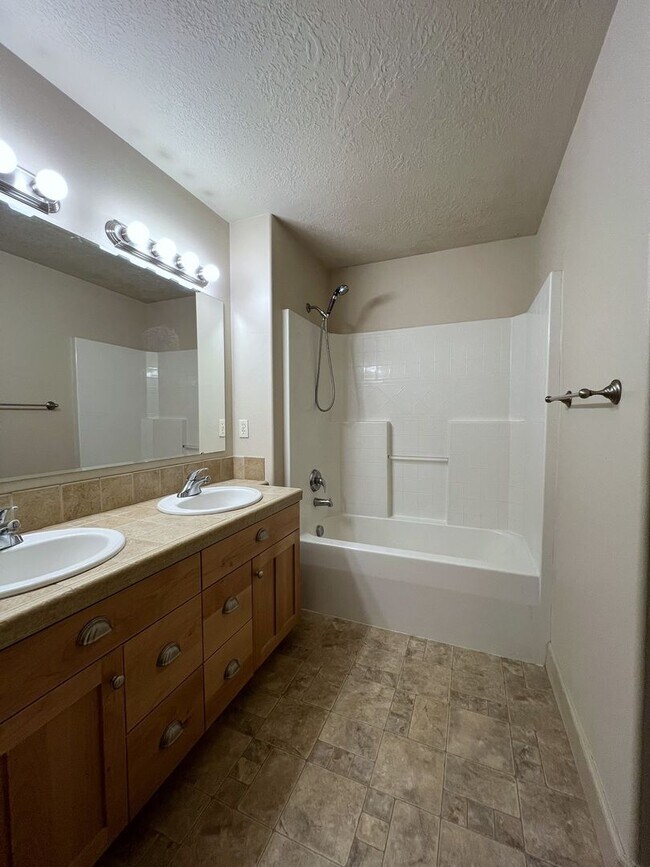 Building Photo - Beautiful 4 bed 3.5 bath home in Eagle jus...