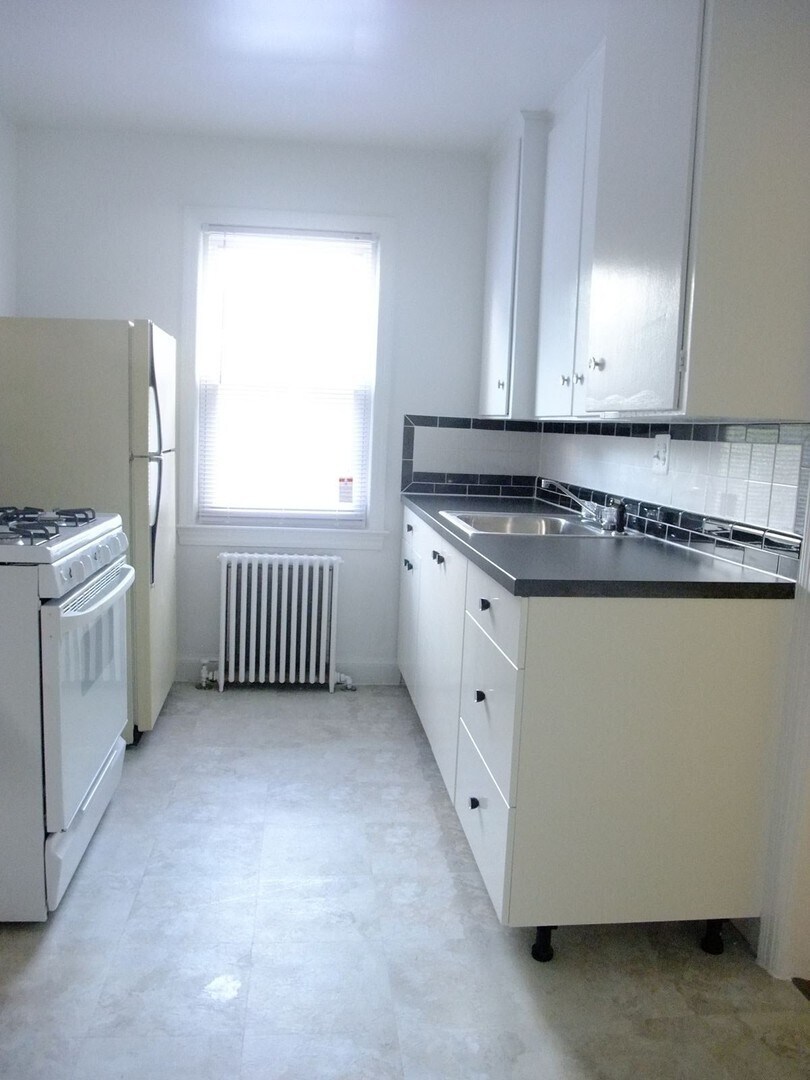 Building Photo - 8210 Greenwood Ave