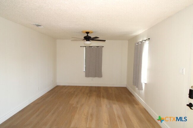 Building Photo - 604 Traci Dr