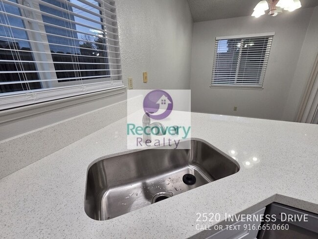 Building Photo - 2520 Inverness Dr