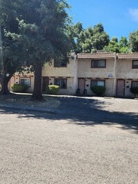 Building Photo - Newly Remodeled Townhouse