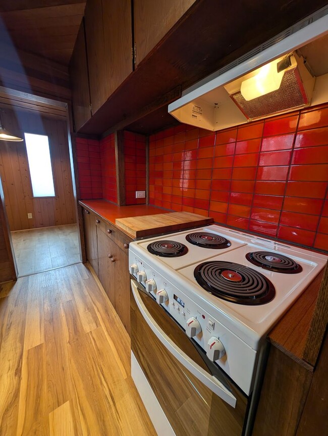 Building Photo - Rent Your Own Oasis! Available Now!