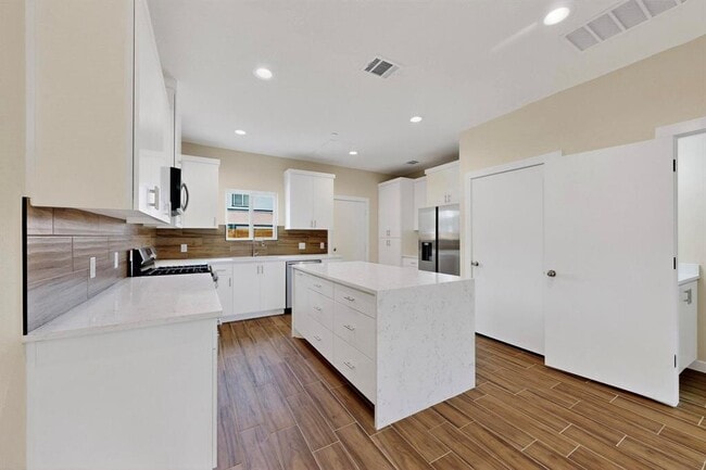 Building Photo - 6909 Wentworth Dr