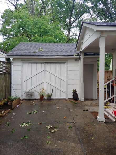 Side patio/garage storage - 1855 Edinburgh Ave