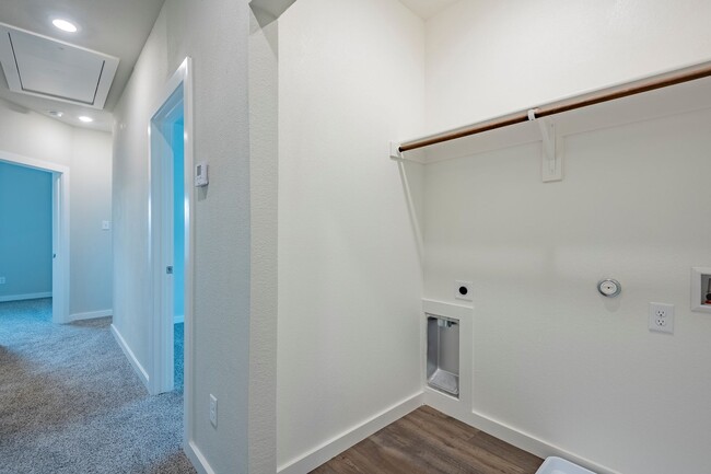 Building Photo - AVAILABLE NOW! GORGEOUS 4 BEDROOM DUPLEX L...