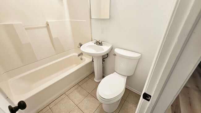 Building Photo - Remodel-Lots of Yard Space-3 Bed/2 Bath