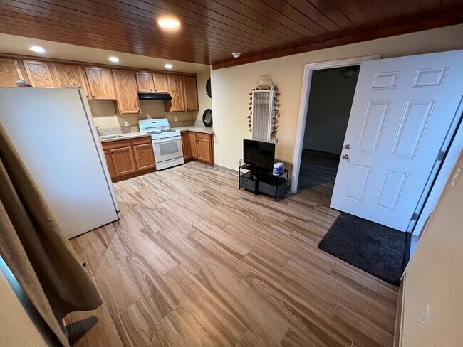 Full Kitchen / Living Room - 2849 Flower St