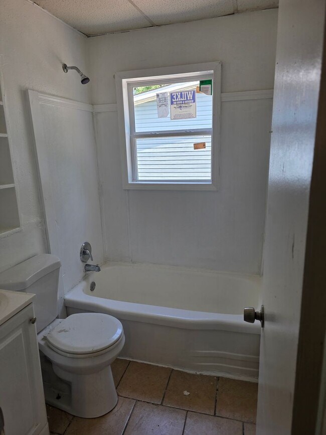 Building Photo - Nice 3BD/1BA