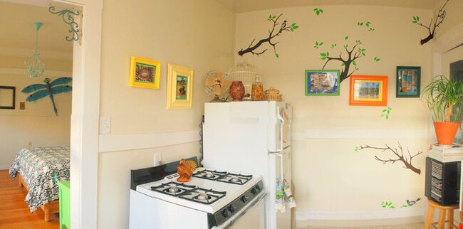 Studio with style - kitchen - 1502 Alice St