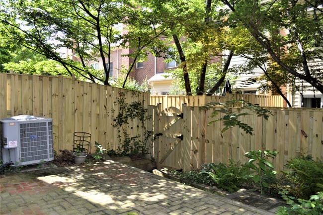 Building Photo - Large Townhouse 3 Bedroom 2 Full Baths and...