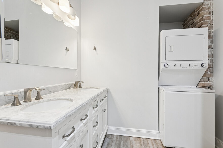 Building Photo - 2622 Annunciation St