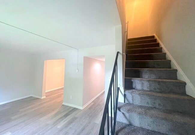 Building Photo - BEAUTIFUL TWO BEDROOM 1.5 BATHROOM APARTME...