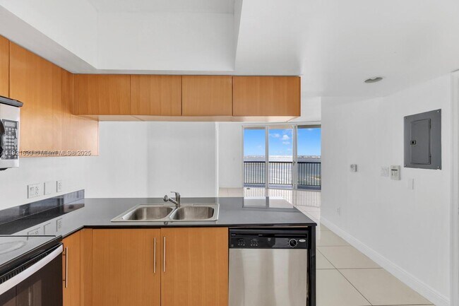 Building Photo - 1750 N Bayshore Dr