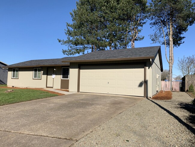 Building Photo - Updated 3 bedroom, 2 bath home on quiet Hi...