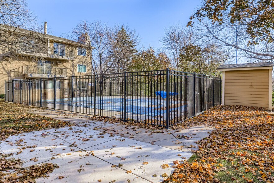 Building Photo - 2250 Ridge Dr