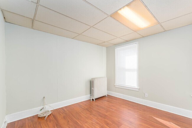 Building Photo - 121 7th Ave
