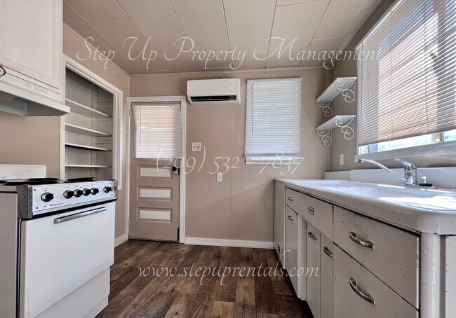 Building Photo - Studio Apartment In The Heart Of Downtown Sonora!