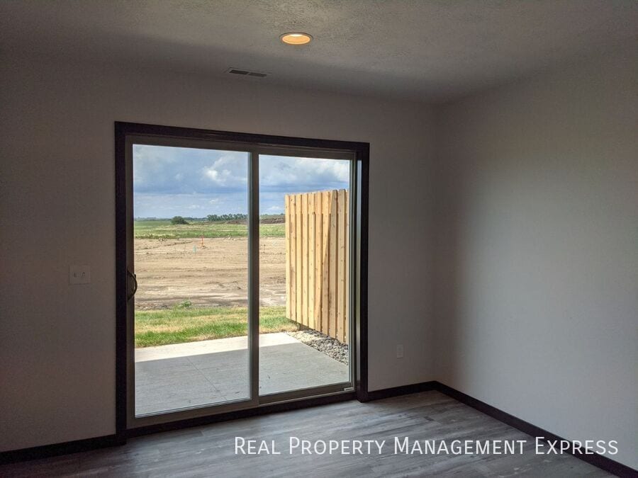Building Photo - 3 Bedroom 1.5 Bathroom Townhome w/ Double ...