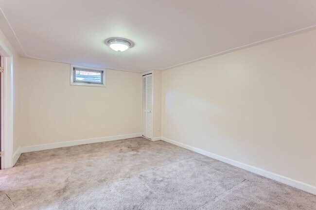 Building Photo - Beautiful Bungalow in Great Englewood Loca...