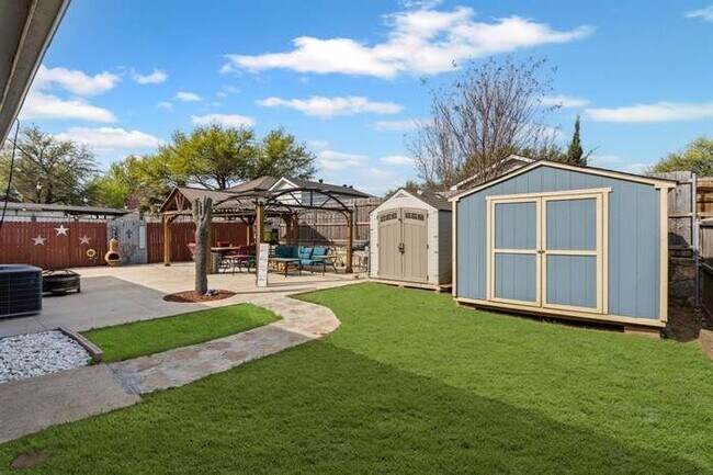 Building Photo - 3011 Castillo Dr