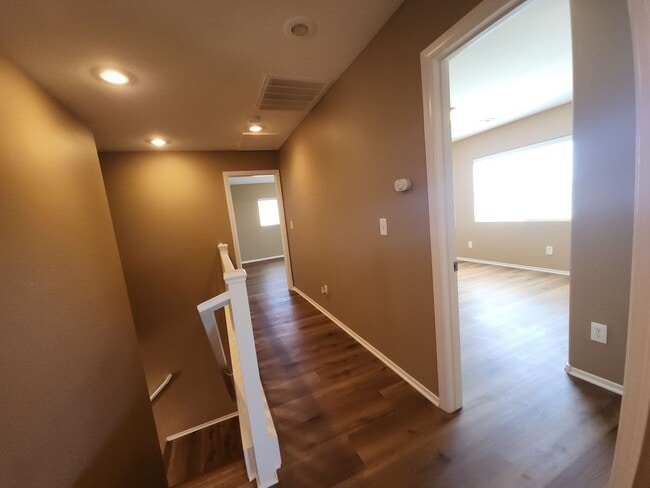 Building Photo - Beautiful detached home with fully fenced back yard.