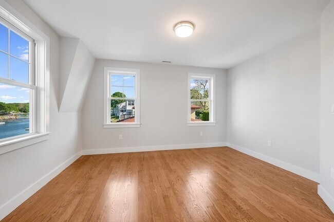 Building Photo - 8 Riverside Rd