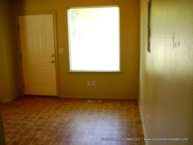 Building Photo - Beautiful 2-Story Row Home! Lawn Maintained!