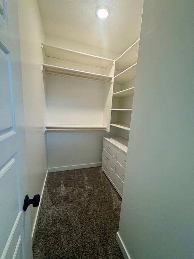 Building Photo - ** SECURITY DEPOSIT SPECIAL** 5 bedroom 3 bath in SW Lincoln