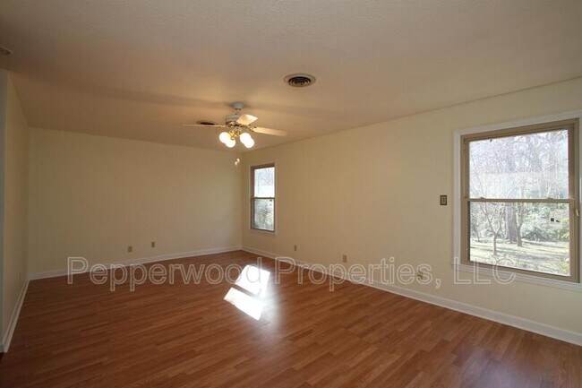 Building Photo - 327 N Park Dr