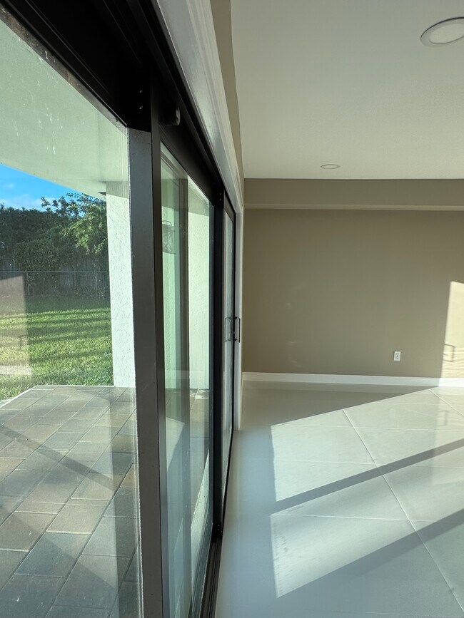 Building Photo - 8024 SW 91 Ave