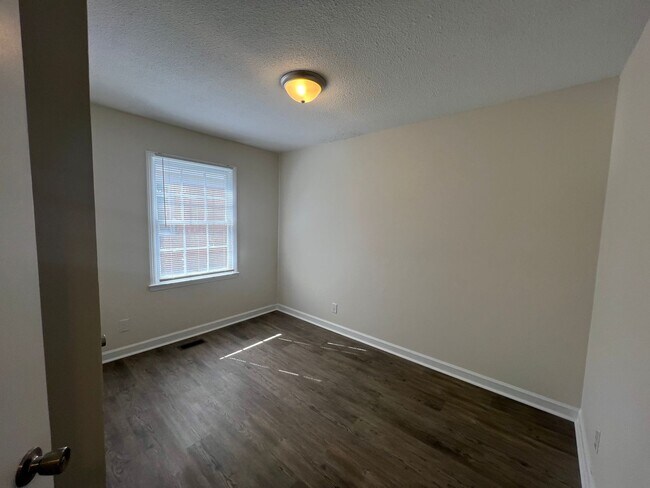 Building Photo - 3 Bedroom close to Uptown