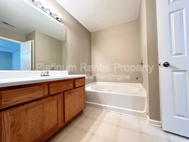 Building Photo - 4885 Robinson Square Dr