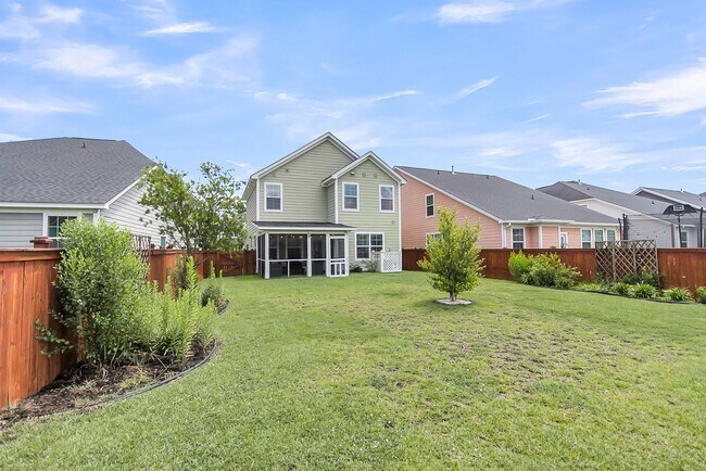 Building Photo - Fully Furnished 3 Bedroom, 2.5 Bathroom Ho...