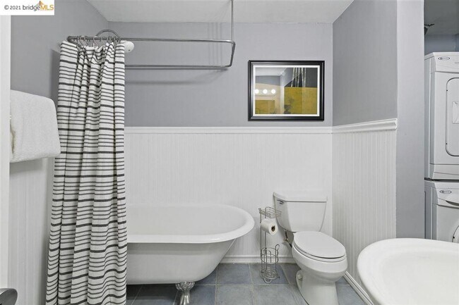 Building Photo - Beautiful Light-Filled 2BR/1BA Condo – Ste...