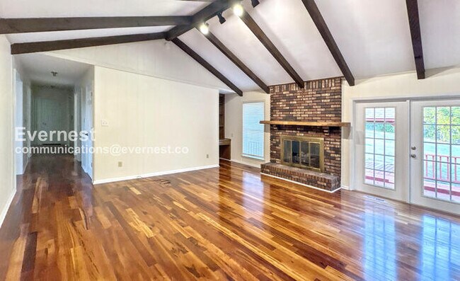 Building Photo - 3 Bed/2 Bath Home with Fenced Yard & Garage / Available Now!