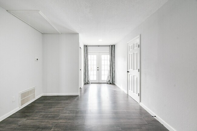 Building Photo - 6002 Greenmont Dr