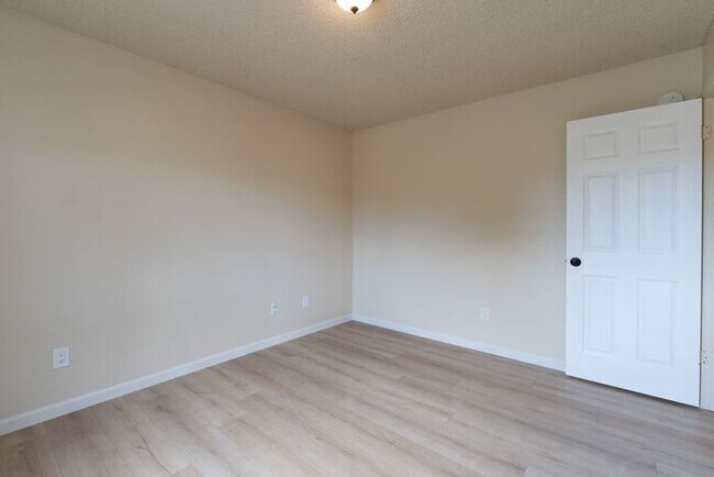 Building Photo - Newly Remodeled 2 bedroom 1 bathroom Seaside Apartment!