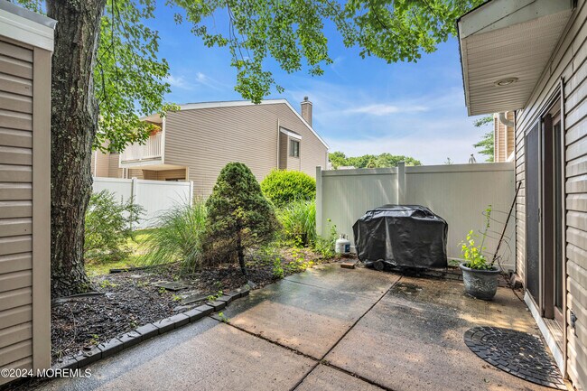 Building Photo - 8 Fern Ct