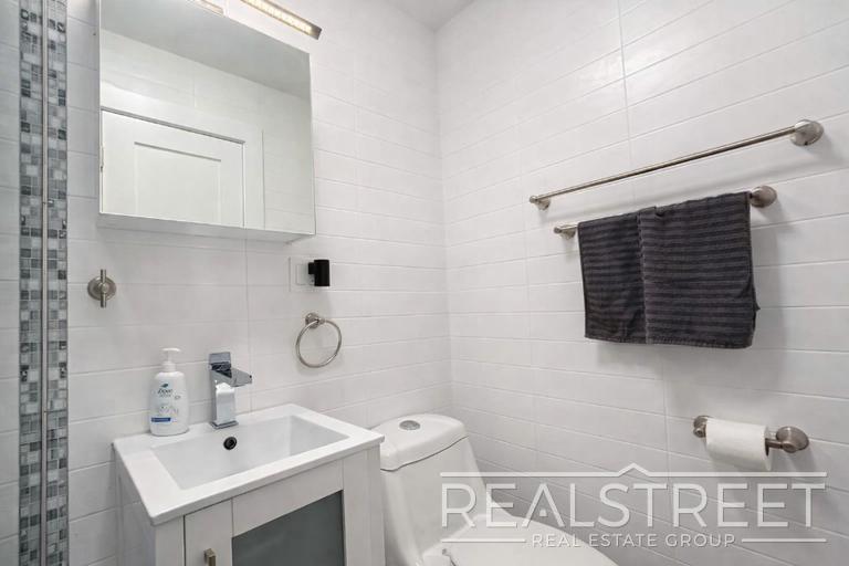 Building Photo - Crown Heights 2BR/2BA w/ In-Unit Laundry