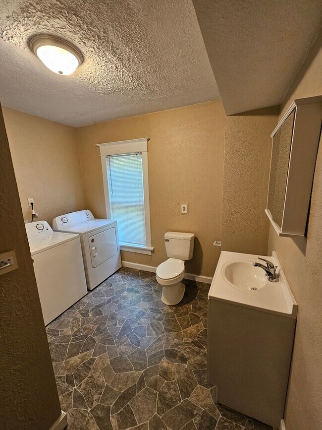 Building Photo - 519 Howard St