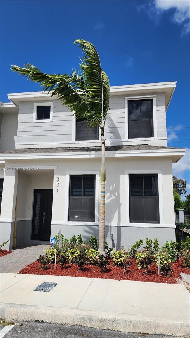 Building Photo - 371 NE 16th St