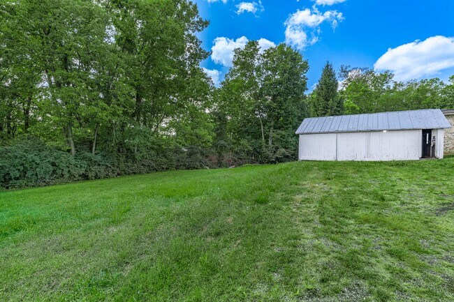 Building Photo - Welcome to this charming 3-bedroom, 1-bath...