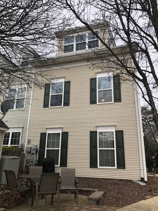 Building Photo - 3-bed 2.5-bath End-Unit Townhouse in desirable Piney Orchard Community