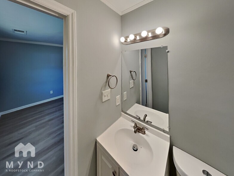 Building Photo - 3026 Bellaire Dr